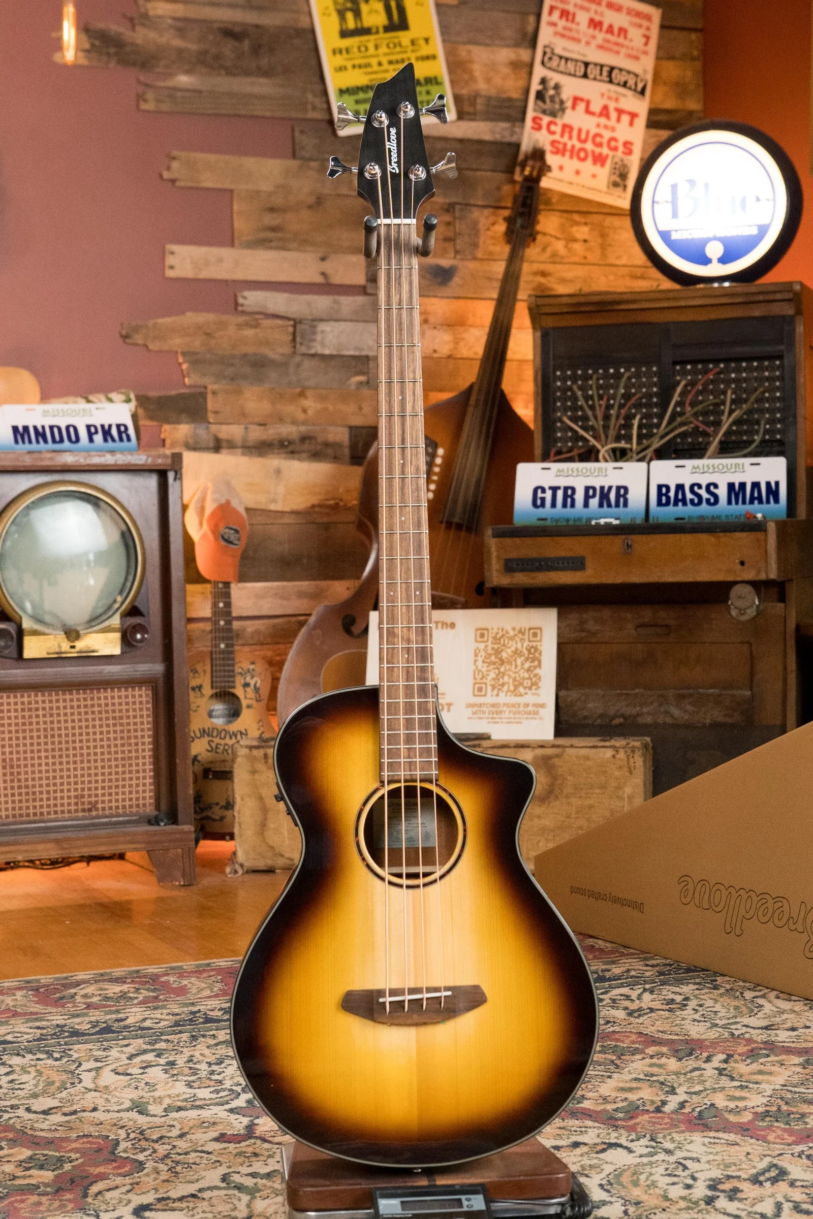 Breedlove Discovery Series Spruce/Mahogany Edgeburst Cutaway Concert Bass Guitar w/Electronics #6157 - Image 6