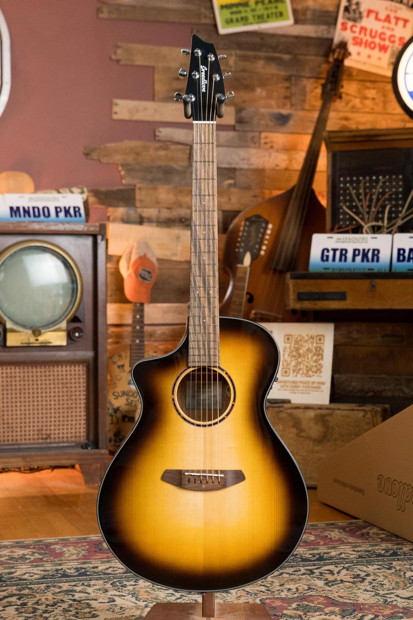 Breedlove Discovery Series Spruce/Mahogany Edgeburst Left-Handed Cutaway Concert Guitar w/Electronics #3846 - Image 5